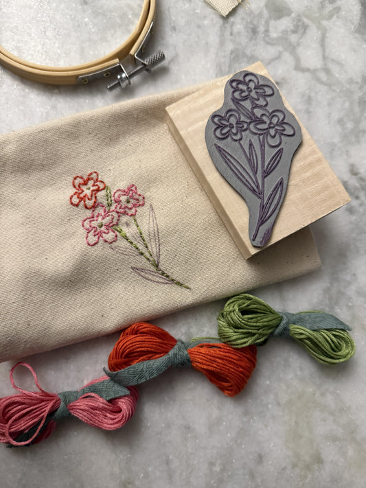 Tamponne et brode : kit tampon à broder motif floral Modèle 3