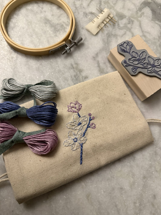 Tamponne et brode : kit tampon à broder motif floral Modèle 2