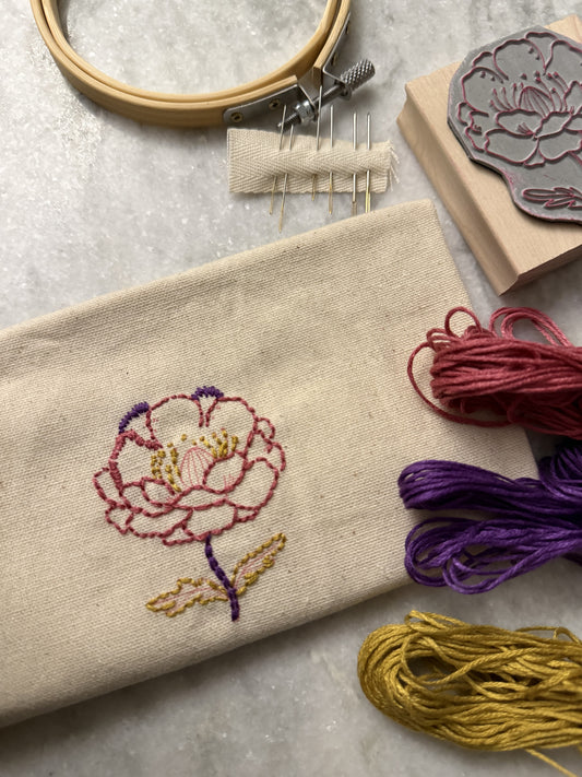 Tamponne et brode : kit tampon à broder motif floral Modèle 4