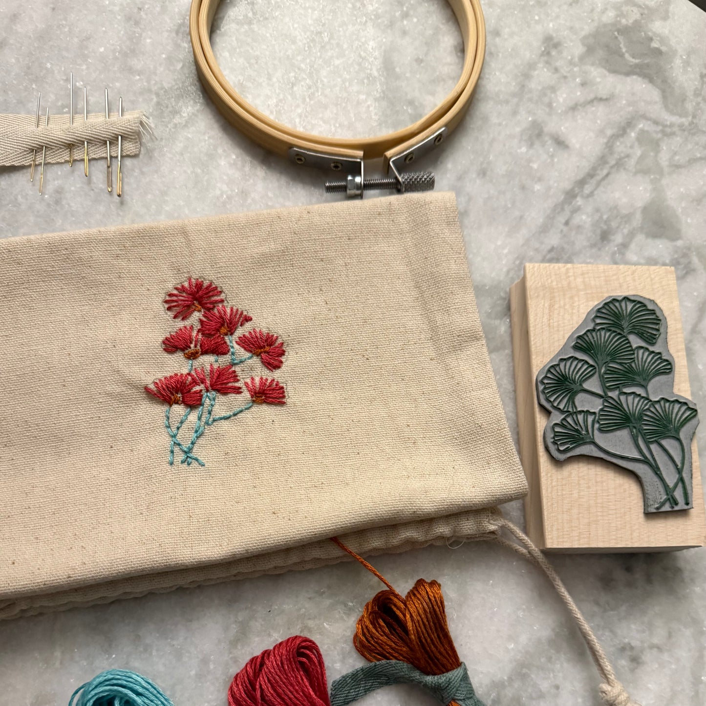 Tamponne et brode : kit tampon à broder motif floral Modèle 1