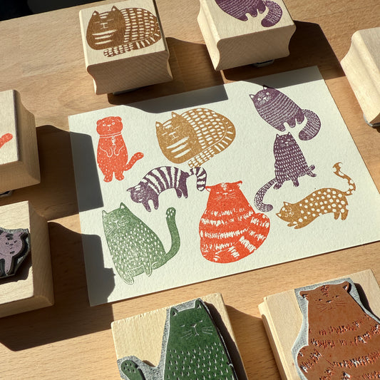 Tampon encreur CHAT PERCHÉ boîte mystère