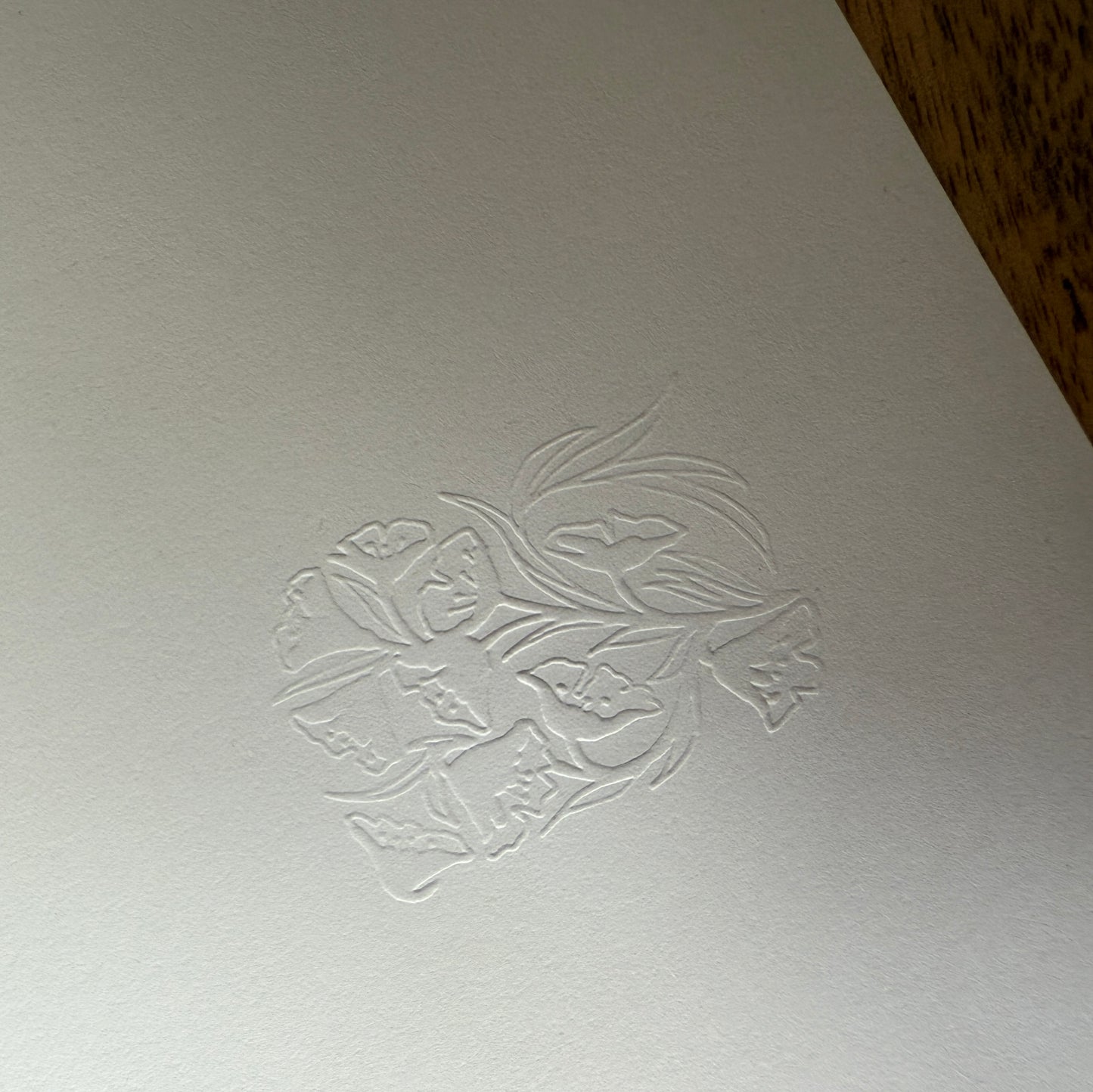 Atelier timbre à sec : dessine ta pince à gaufrer le papier