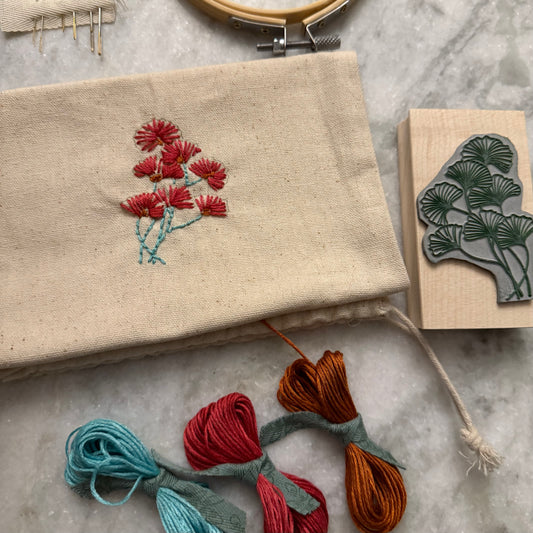 Tamponne et brode : kit tampon à broder motif floral Modèle 1