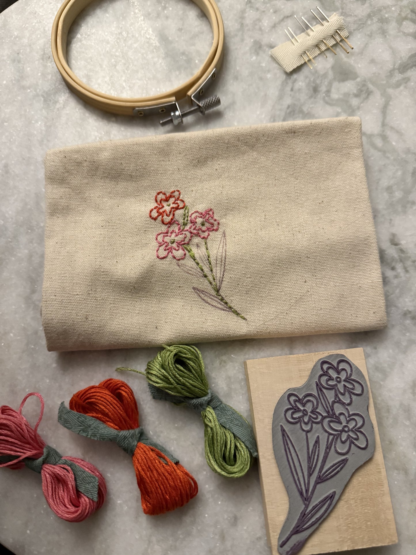 Tamponne et brode : kit tampon à broder motif floral Modèle 3