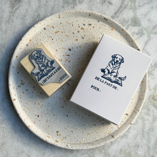 Tampon encreur chien qui lit pour étiquette d'envoi