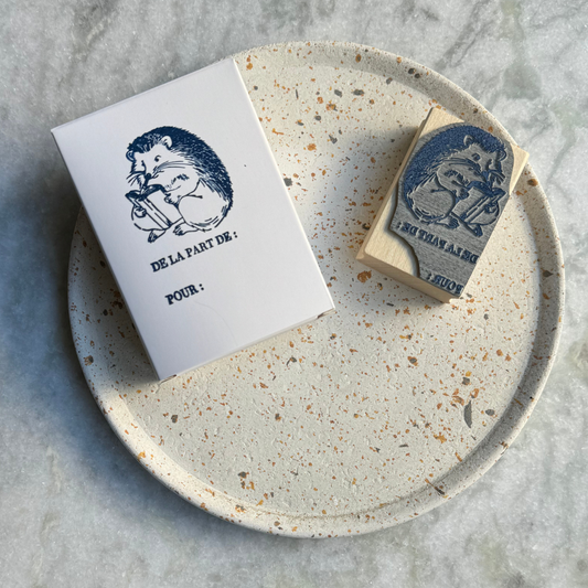 Tampon encreur hérisson qui lit pour étiquette d'envoi