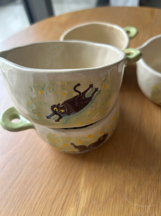 Tasse céramique modelée et peinte à la main – Fleurs