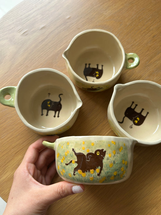 Tasse céramique modelée et peinte à la main – Fleurs