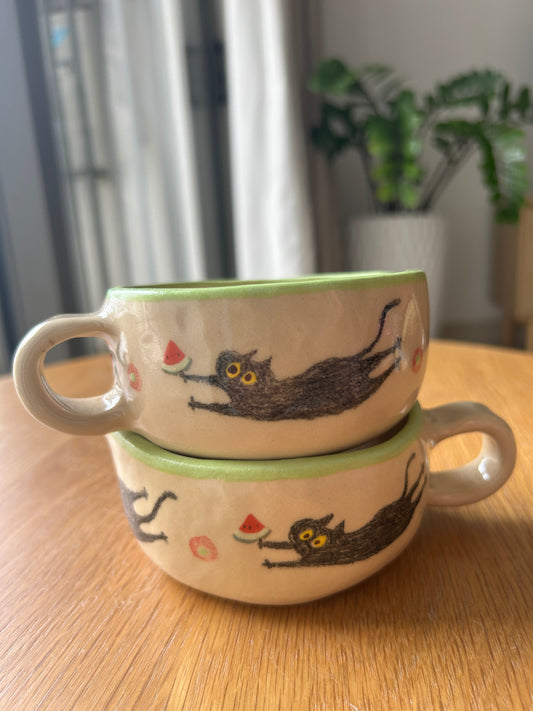 Tasse céramique modelée et peinte à la main – Felix mange une pastèque