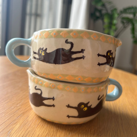 Tasse céramique modelée et peinte à la main – Les aventures de Félix