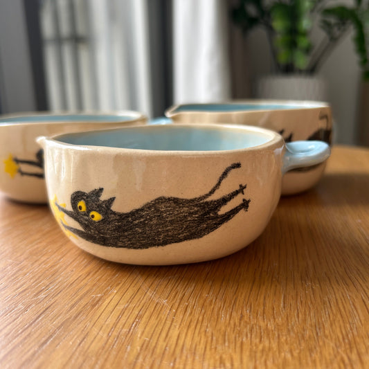 Tasse céramique modelée et peinte à la main – Unis la nuit