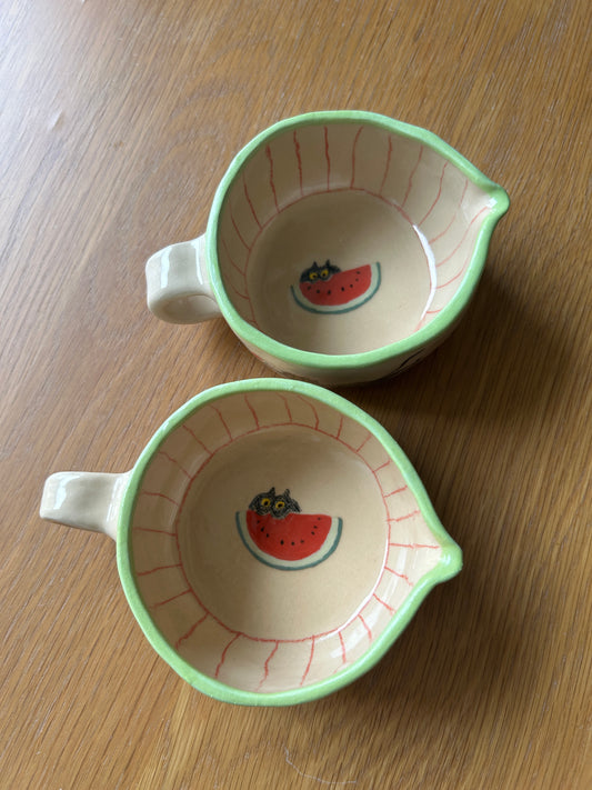 Tasse céramique modelée et peinte à la main – Felix mange une pastèque