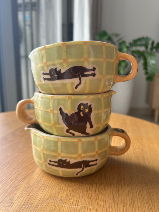 Tasse céramique modelée et peinte à la main – Drôle