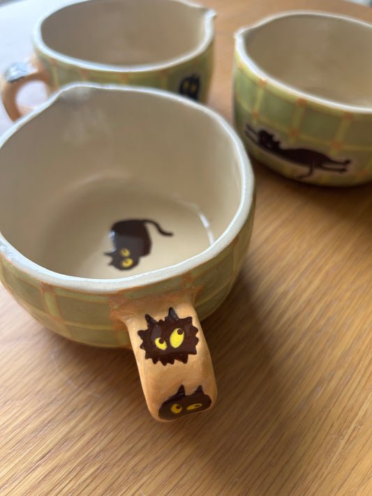 Tasse céramique modelée et peinte à la main – Drôle