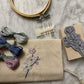 Tamponne et brode : kit tampon à broder motif floral Modèle 2