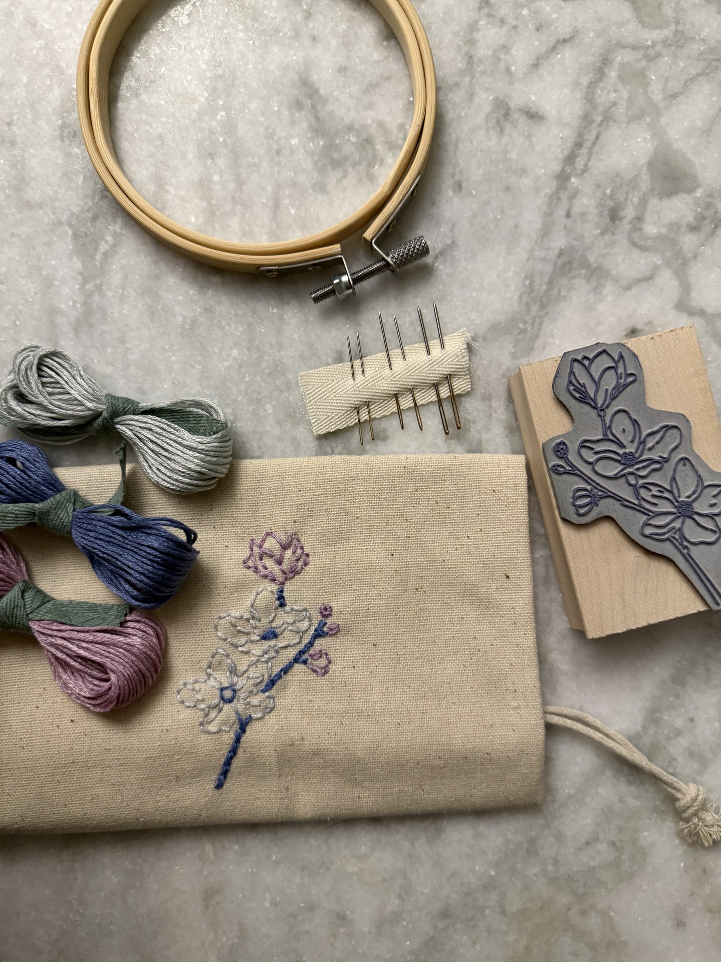 Tamponne et brode : kit tampon à broder motif floral Modèle 2
