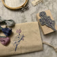 Tamponne et brode : kit tampon à broder motif floral Modèle 2