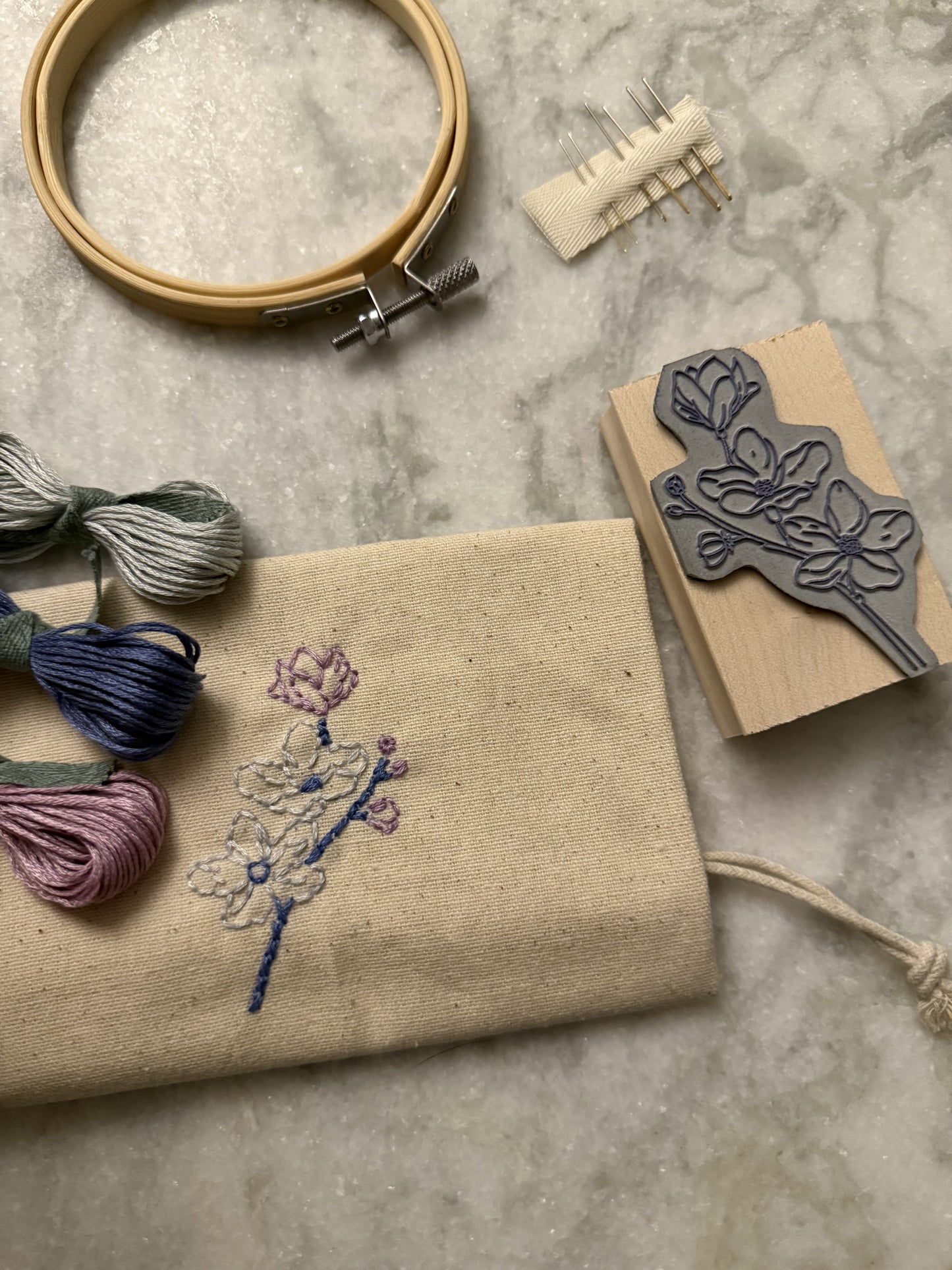 Tamponne et brode : kit tampon à broder motif floral Modèle 2
