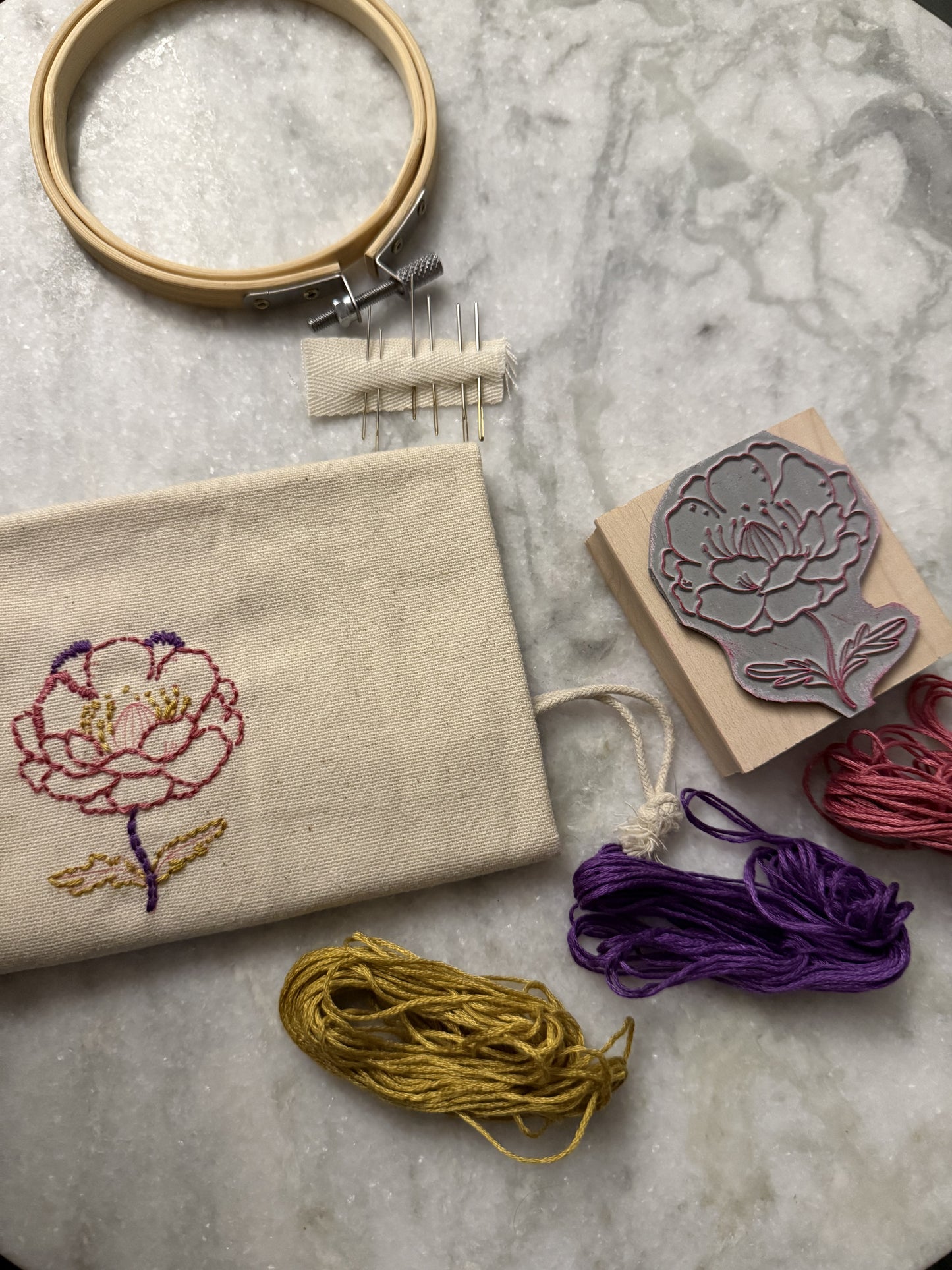 Tamponne et brode : kit tampon à broder motif floral Modèle 4