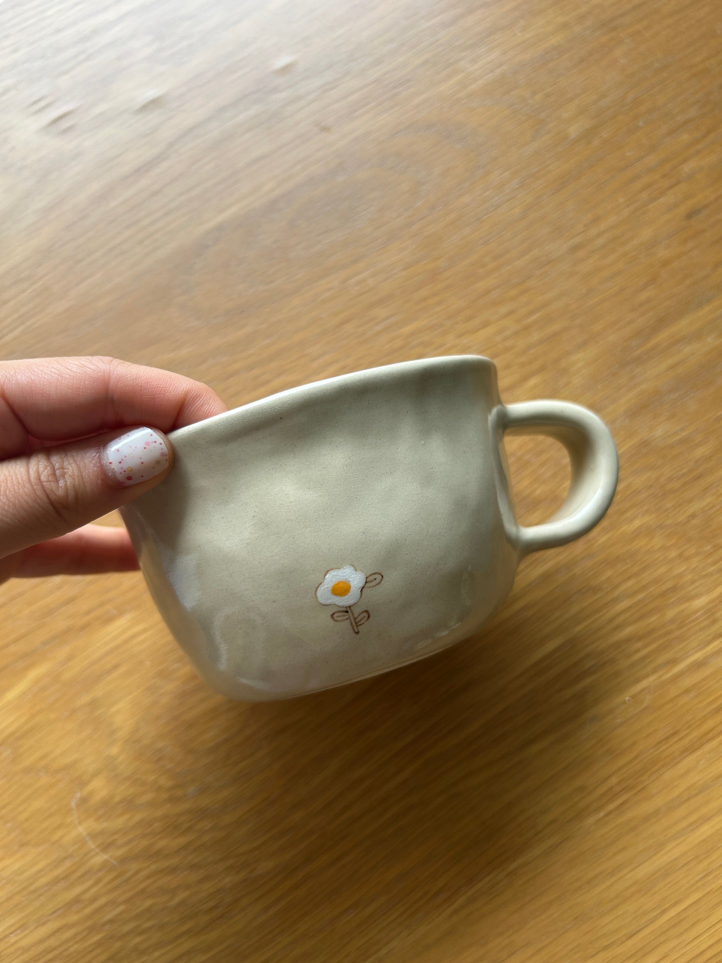Tasse céramique modelée et peinte à la main – Mug Fleurs