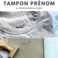 Tampon textile personnalisable avec le Prénom et Nom et ajout d'un grigri pour étiquettes et vêtements