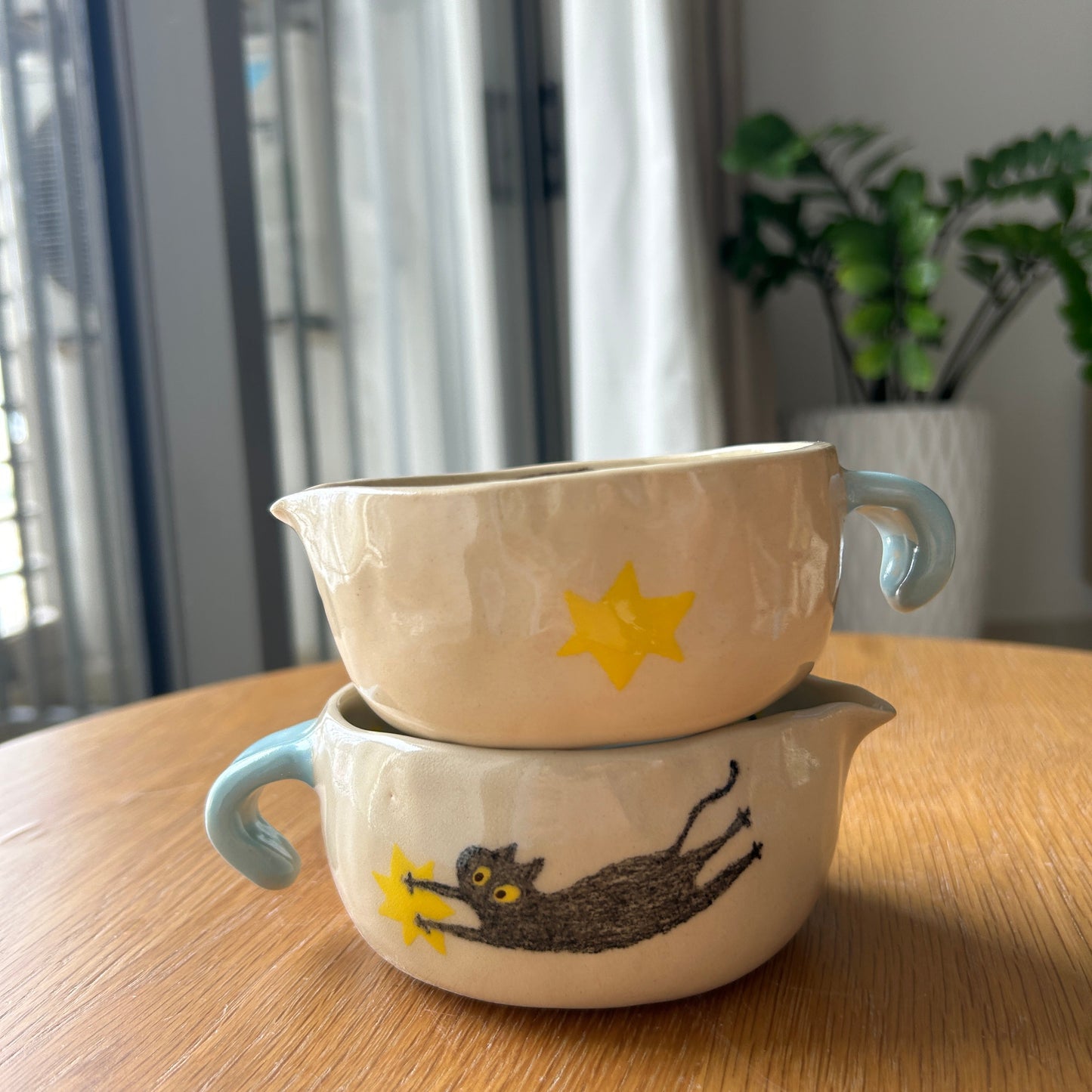 Tasse céramique modelée et peinte à la main – Tous ensemble