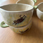Tasse céramique modelée et peinte à la main – Fleurs