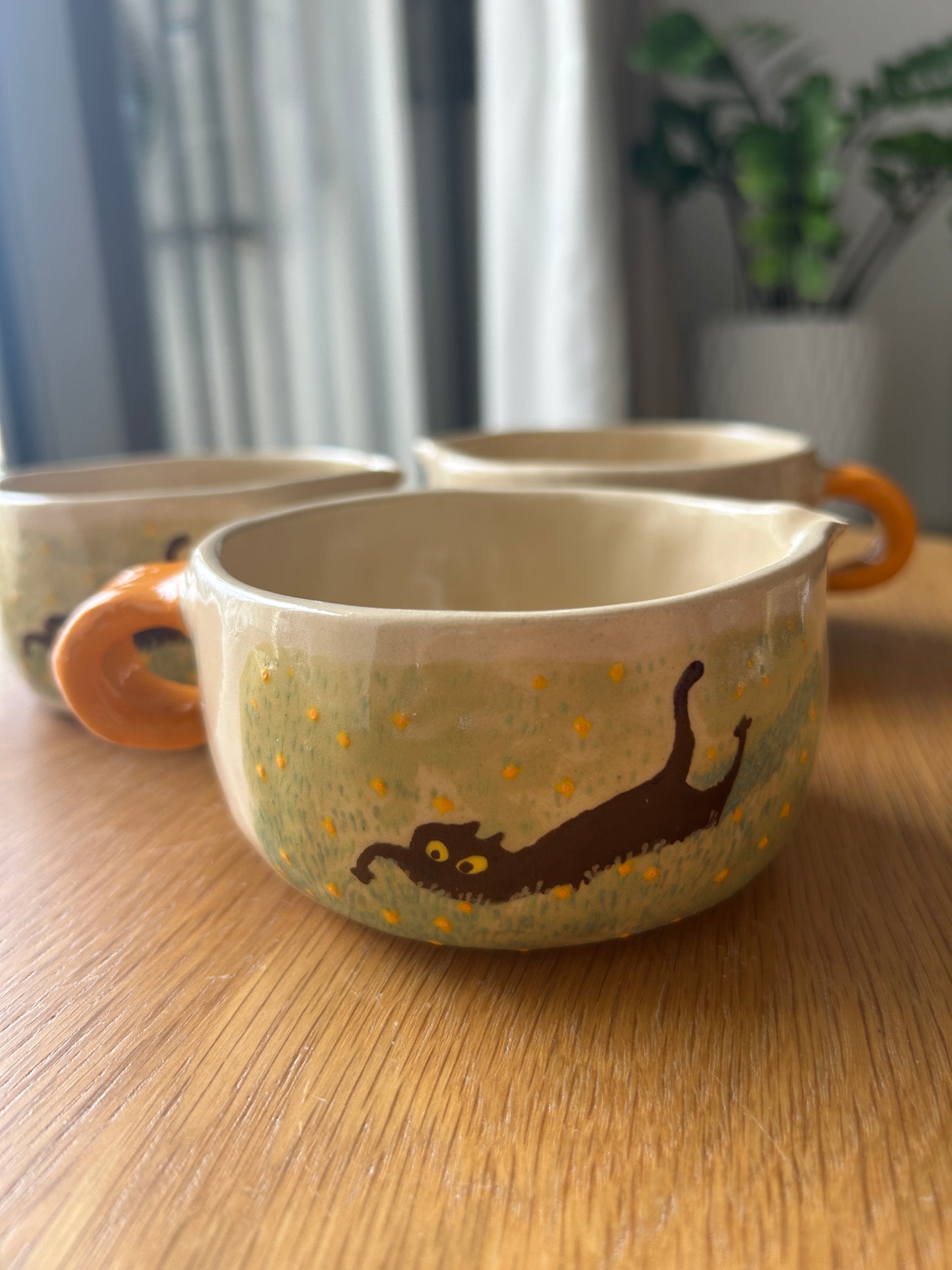 Tasse céramique modelée et peinte à la main – Champ fleuri