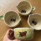 Tasse céramique modelée et peinte à la main – Fleurs