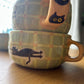 Tasse céramique modelée et peinte à la main – Drôle