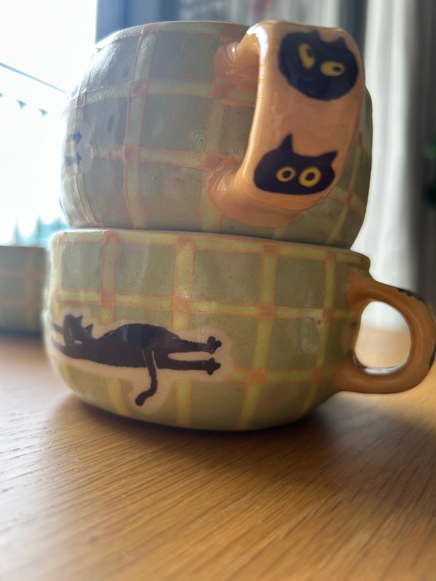 Tasse céramique modelée et peinte à la main – Drôle