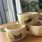 Tasse céramique modelée et peinte à la main – Fleurs