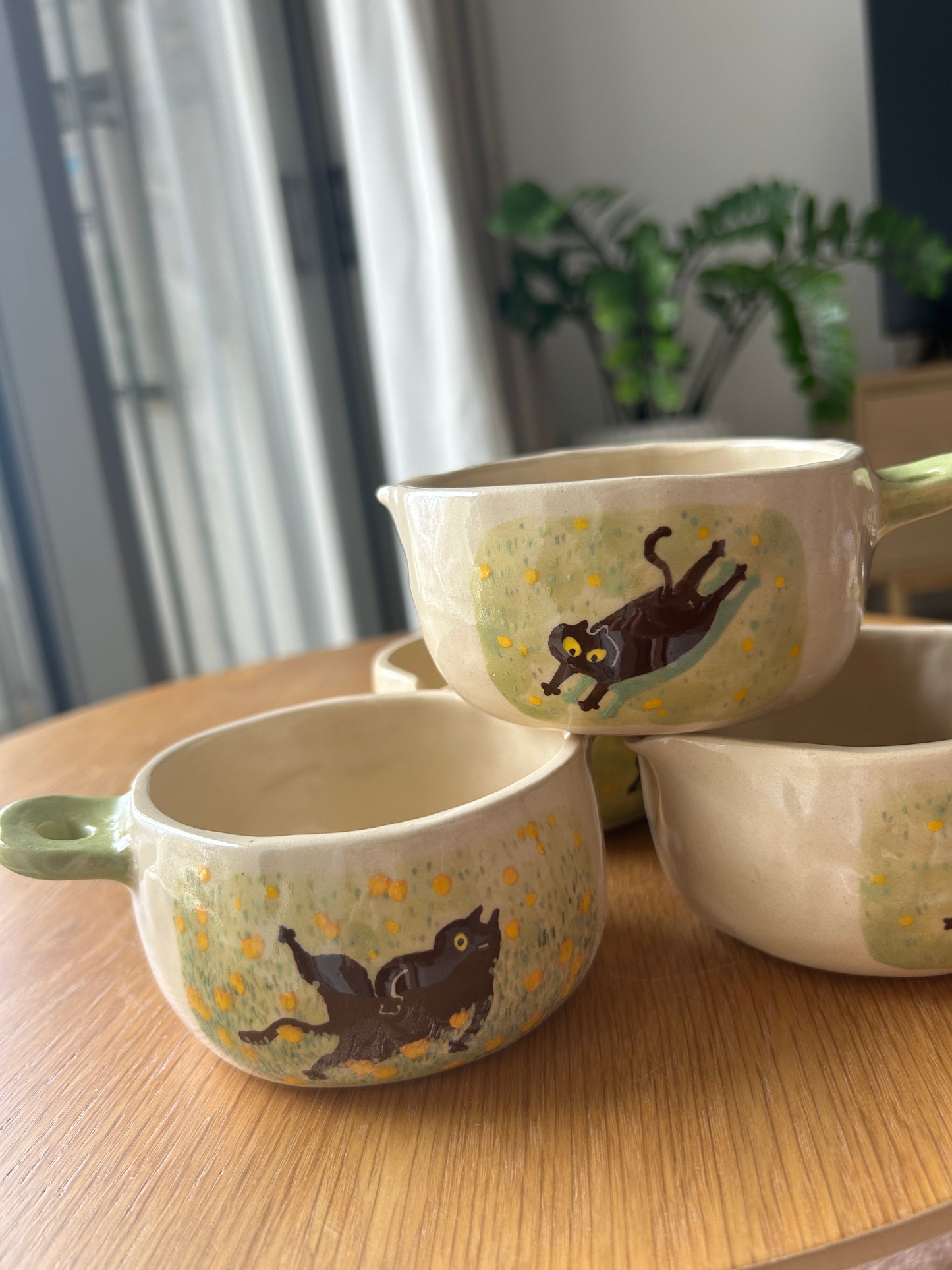Tasse céramique modelée et peinte à la main – Fleurs