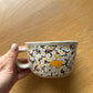 Tasse céramique modelée et peinte à la main – Mug Fleurs