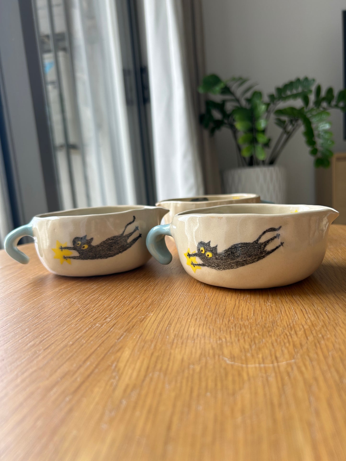 Tasse céramique modelée et peinte à la main – Tous ensemble
