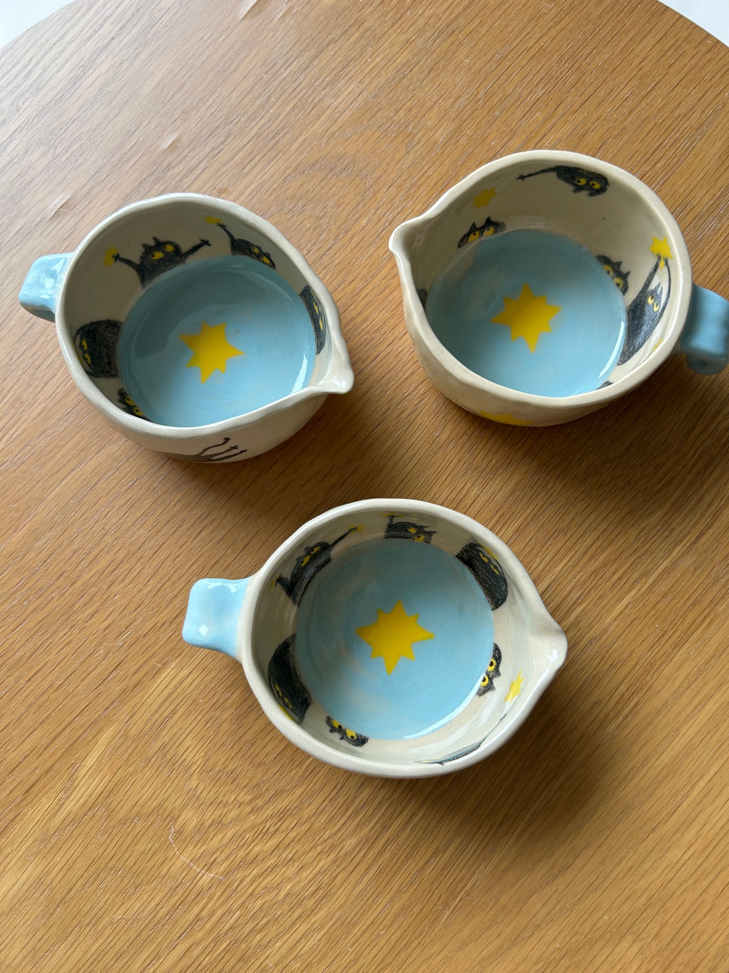 Tasse céramique modelée et peinte à la main – Tous ensemble