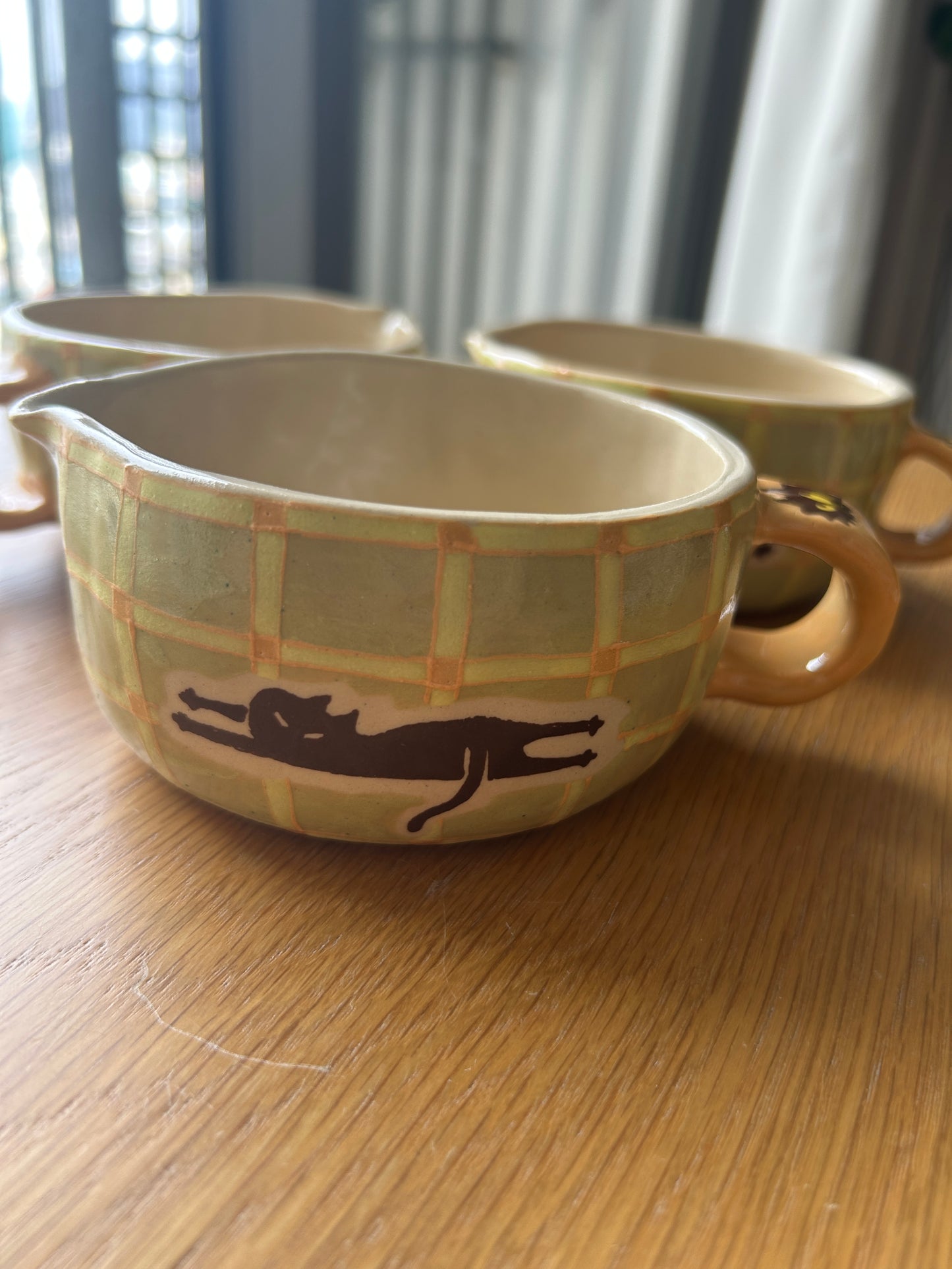 Tasse céramique modelée et peinte à la main – Drôle