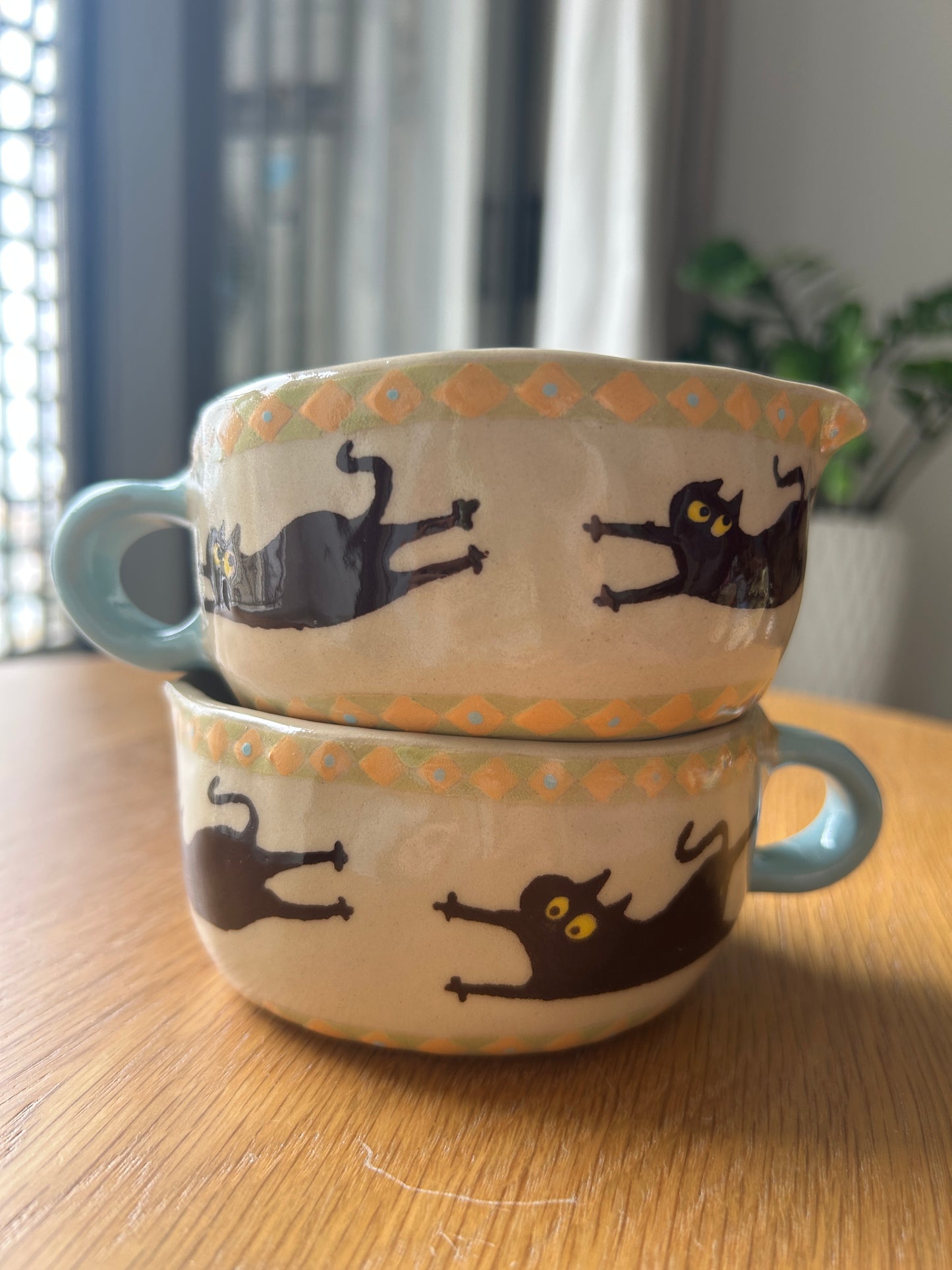 Tasse céramique modelée et peinte à la main – Les aventures de Félix