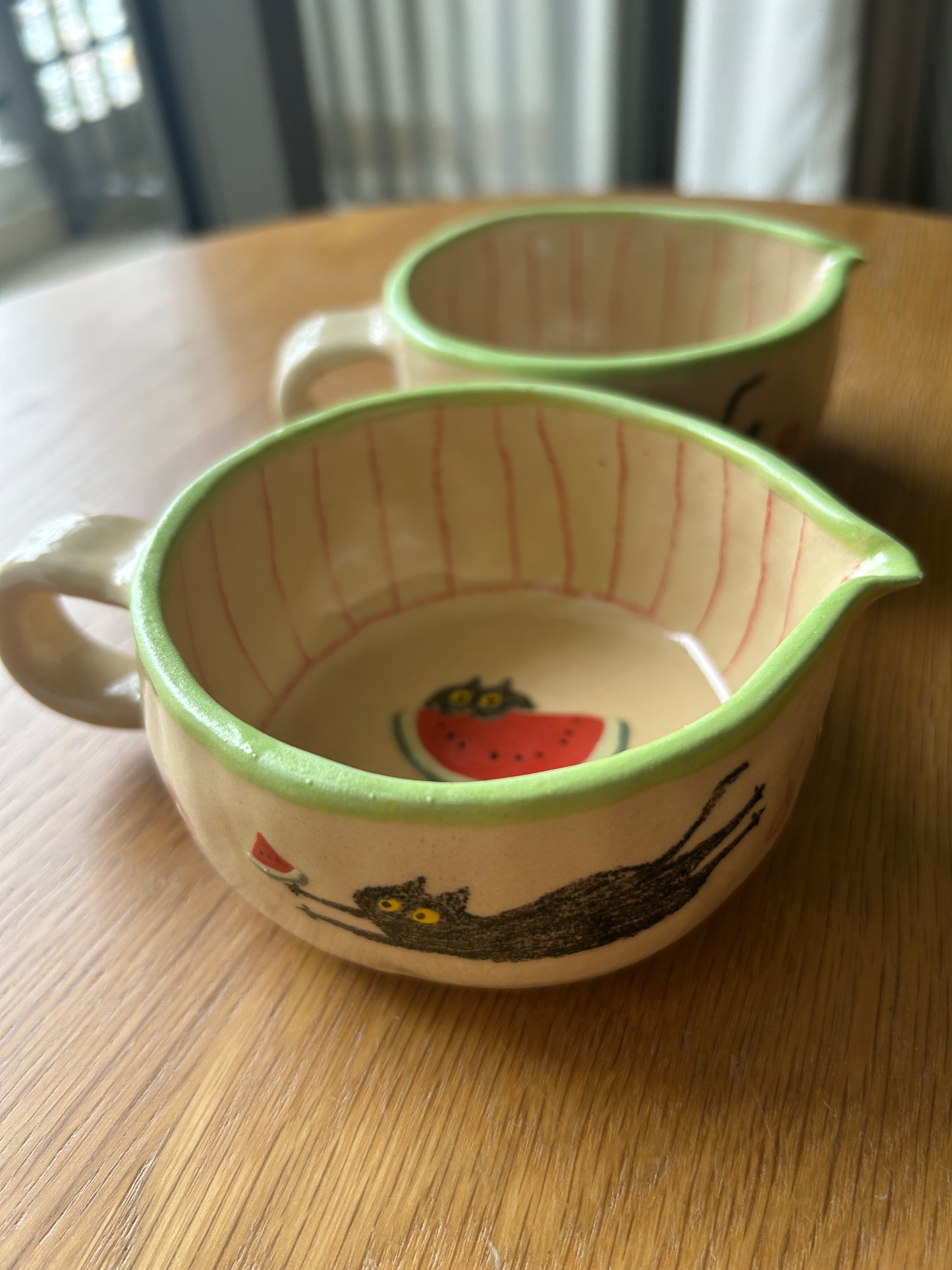 Tasse céramique modelée et peinte à la main – Felix mange une pastèque
