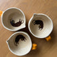 Tasse céramique modelée et peinte à la main – Champ fleuri