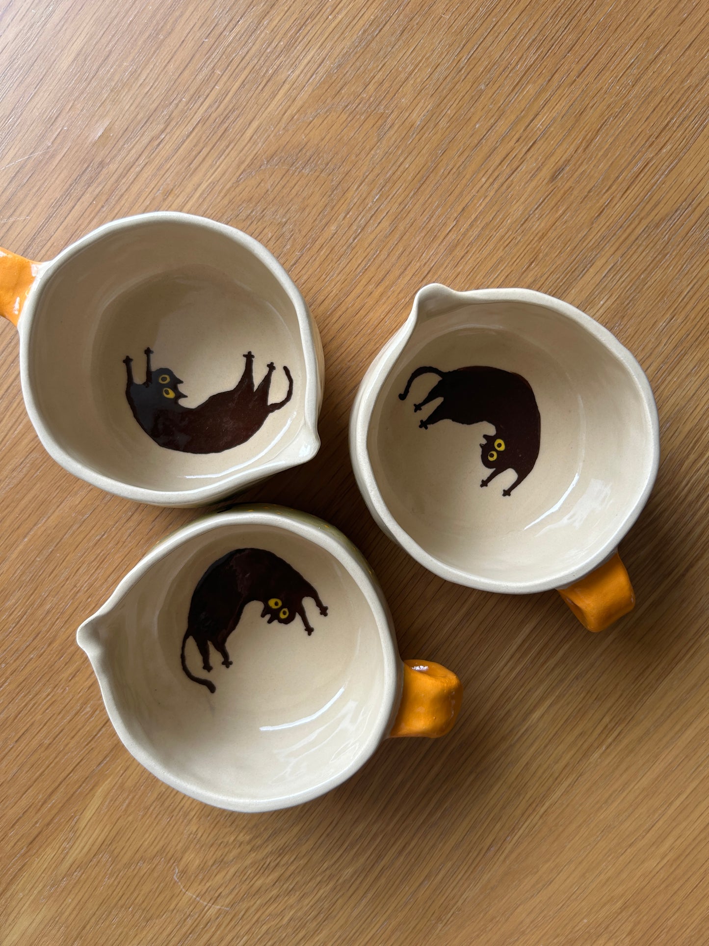 Tasse céramique modelée et peinte à la main – Champ fleuri
