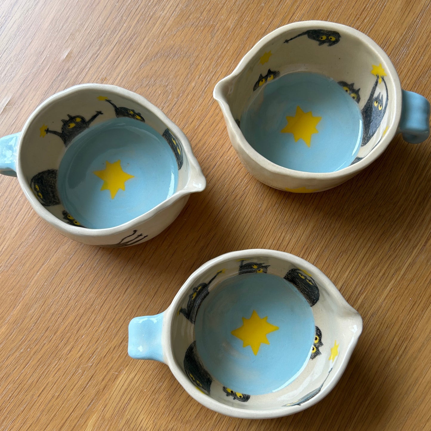 Tasse céramique modelée et peinte à la main – Tous ensemble