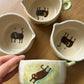 Tasse céramique modelée et peinte à la main – Fleurs