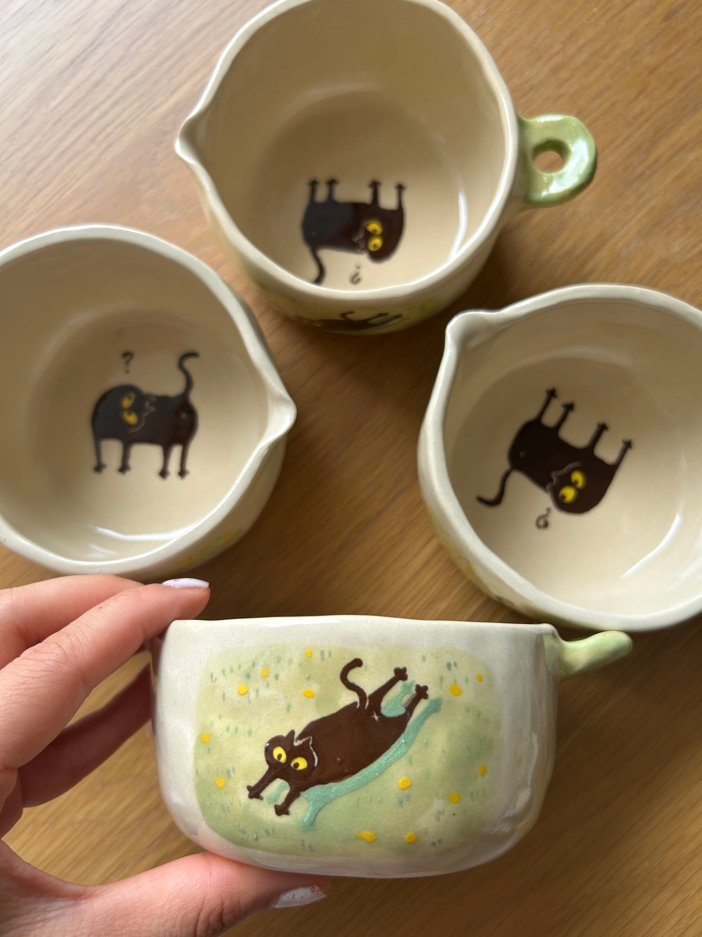 Tasse céramique modelée et peinte à la main – Fleurs