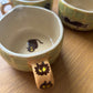 Tasse céramique modelée et peinte à la main – Drôle