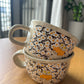 Tasse céramique modelée et peinte à la main – Mug Fleurs