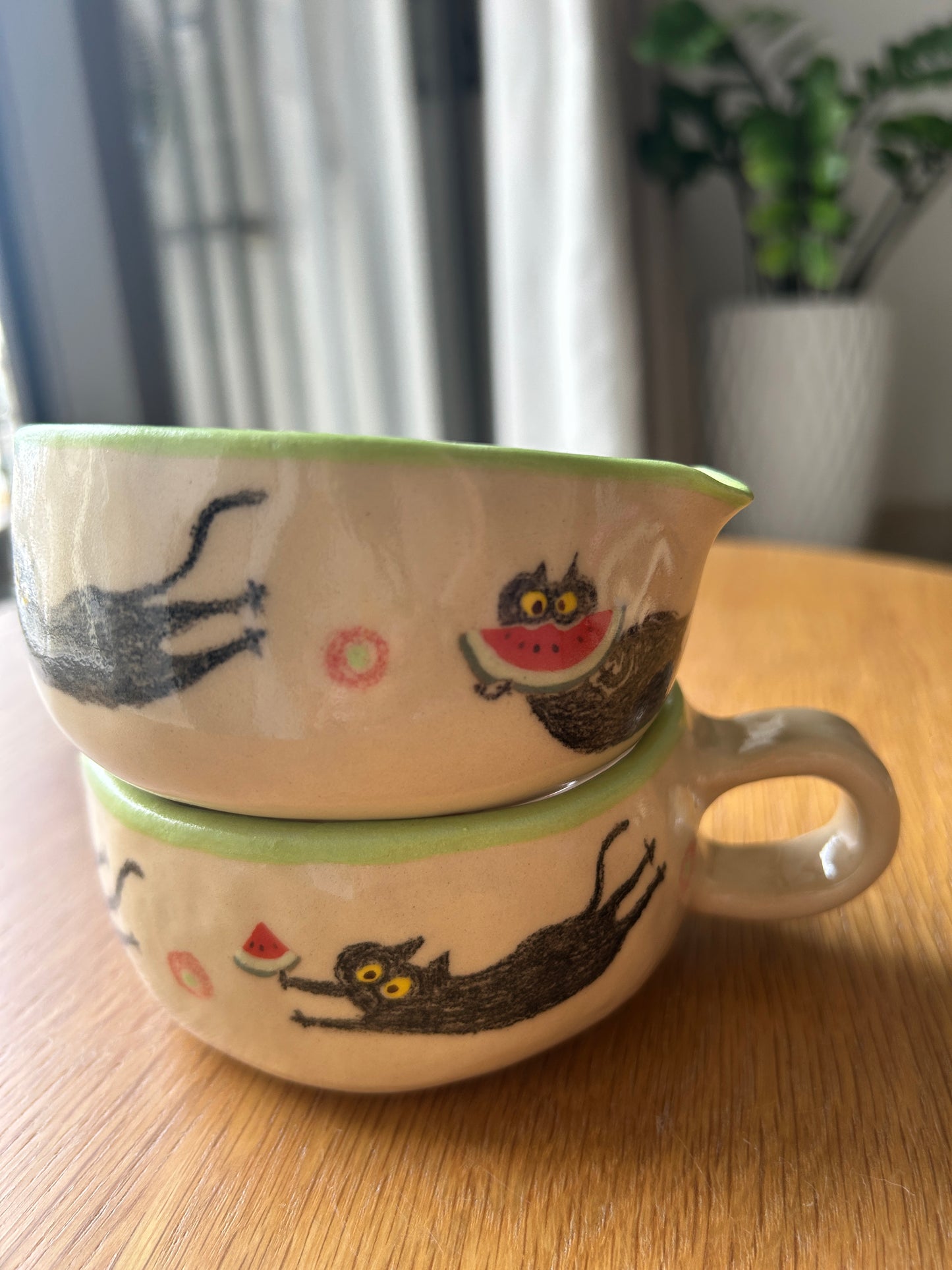 Tasse céramique modelée et peinte à la main – Felix mange une pastèque