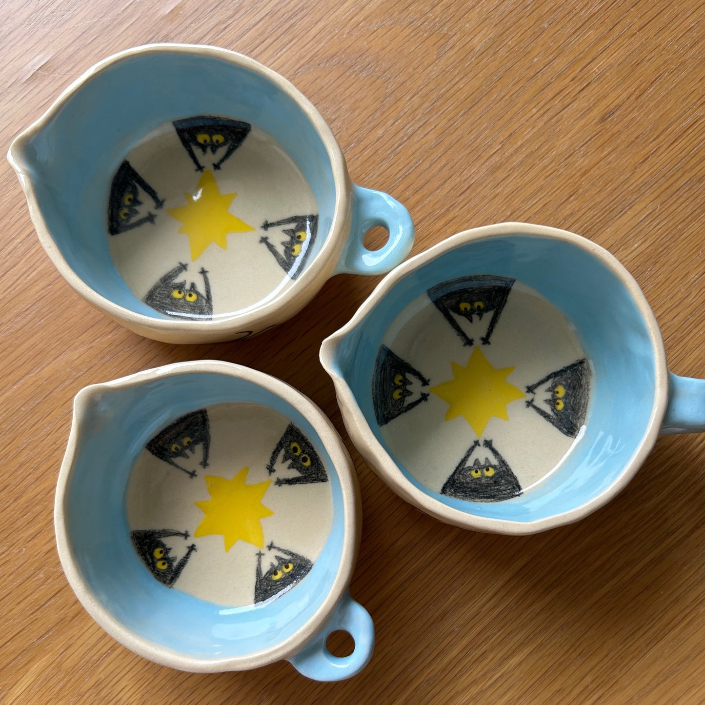 Tasse céramique modelée et peinte à la main – Unis la nuit
