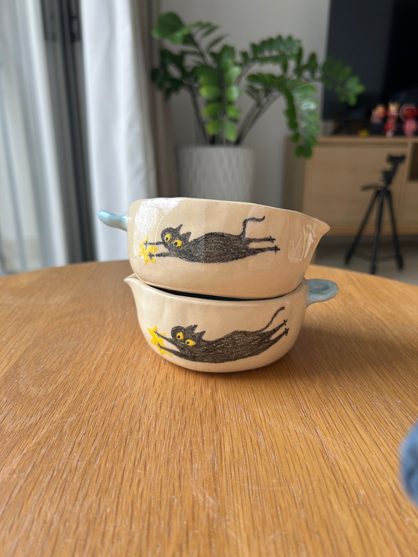 Tasse céramique modelée et peinte à la main – Unis la nuit